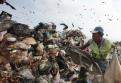 Một ông lão đang gom rác ở bãi phế thải lớn nhất khu vực Mỹ Latin