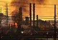 Một đám cháy tại nhà máy lọc dầu của tập đoàn Chevron ở Richmond, California, Mỹ. Hai loại khí độc là axit sulfuric và nitrogen dioxide đã được giải phóng khá nhiều ra môi trường xung quanh