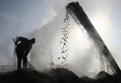 Cảnh khai thác than tại một nhà máy ở Trung Quốc. Khói đen bốc cao ngùn ngụt