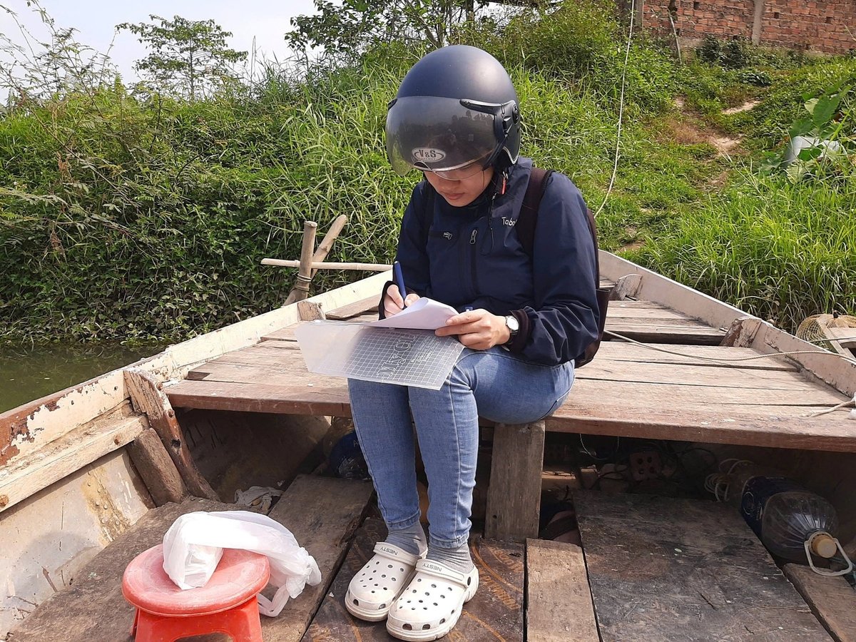 Cán bộ Viện Khoa học Thủy lợi miền Trung và Tây Nguyên lấy mẫu phân tích chất lượng nước trên hệ thống thủy lợi An Trạch. Ảnh: PV. Cán bộ Viện Khoa học Thủy lợi miền Trung và Tây Nguyên lấy mẫu phân tích chất lượng nước trên hệ thống thủy lợi An Trạch. Ảnh: PV.
