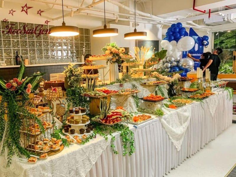 Menu đa dạng từ bánh ngọt, bánh mặn đến trái cây
